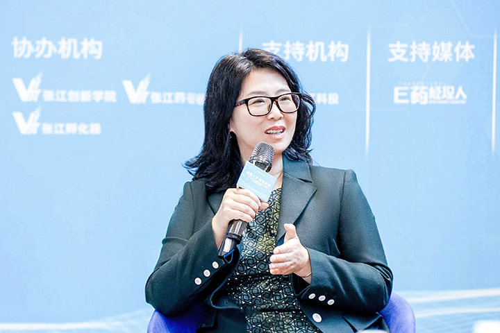 嘉宾在大健康领域人才趋向分享沙龙现场与参会嘉宾分享人力资源工作的成功实际