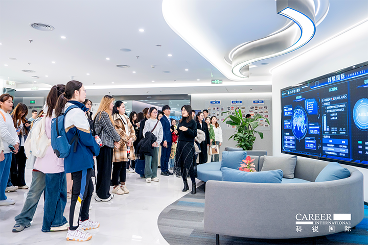 驰名人力资源供给商mansion88·明升官方网站在企业参访活动中为来访嘉宾与学生介绍公司根基情况